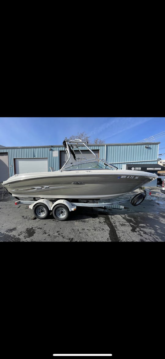 23ft - Clean, modern SeaRay Bowrider Wakeboarding Boat!