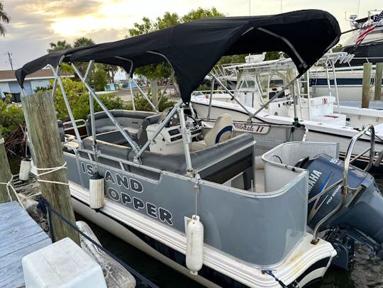 Reserve o incrível Hurricane Pontoon de 22 pés em Matlacha, Flórida