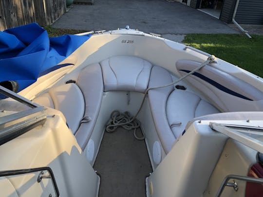 Bateau à moteur Glastron de 25 pieds à Innisfil, en Ontario