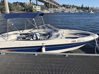 Bayliner 205 – Your 20-Foot Passport to Seattle’s Summer Shenanigans!