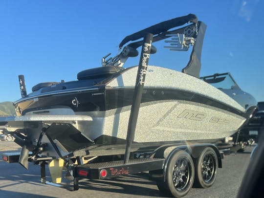 Nuevo barco de surf profesional, MB de 23 pies, con capacidad para 12 personas