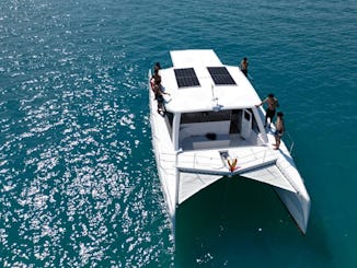 Location de yacht à moteur à Phuket — Explorez des îles emblématiques avec un confort haut de gamme