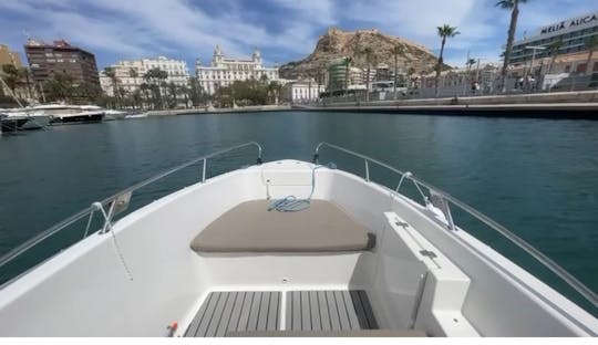 Alquiler de barcos en Alicante. Navega con estilo por la costa de Alicante.