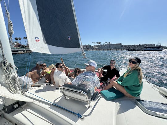 Navegación en catamarán por la bahía de San Diego, espaciosa y estable, navega con un gato divertido