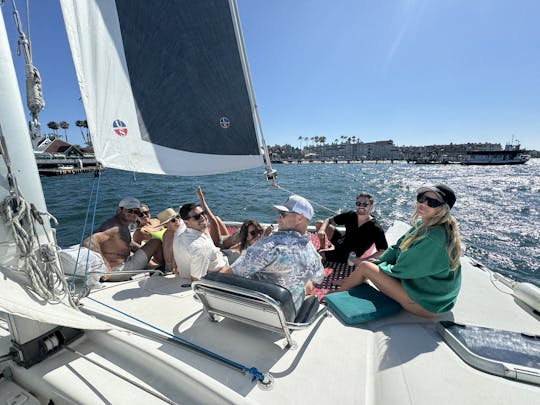 Catamaran naviguant dans la baie de San Diego - Spacieux et stable - Naviguez avec Fun Cat