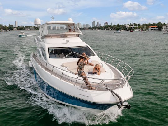 Disfrute de Miami en nuestro megayate Azimut Flybridge Power de 64 pies