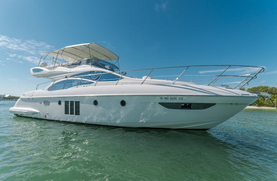 ¡Disfrute de Miami en un yate a motor Azimut de 50 pies!