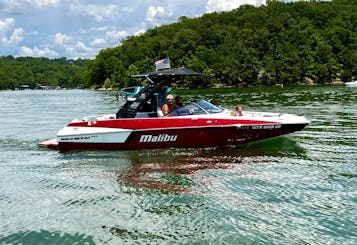 Bateau de surf Malibu Wake Surf avec capitaine ! Surfez, faites du wakeboard, du métro ou simplement une croisière