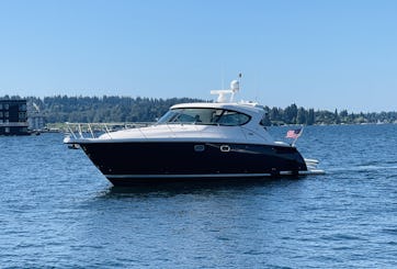 Explora las aguas del lago Washington a bordo de la lujosa Tiara Sovran 4500 de 47 pies