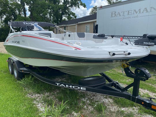 El barco Tahoe 1950 Deck tiene capacidad para hasta 10 personas, ideal para un día divertido en el agua