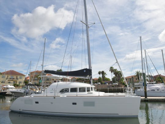 Catamaran à voile, port national prêt pour le lever, le coucher du soleil ou une croisière à tout moment