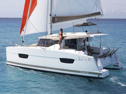 Aluguel de catamarã de luxo em Fountaine Pajot Lucia 40 em Cote d'Azur, França