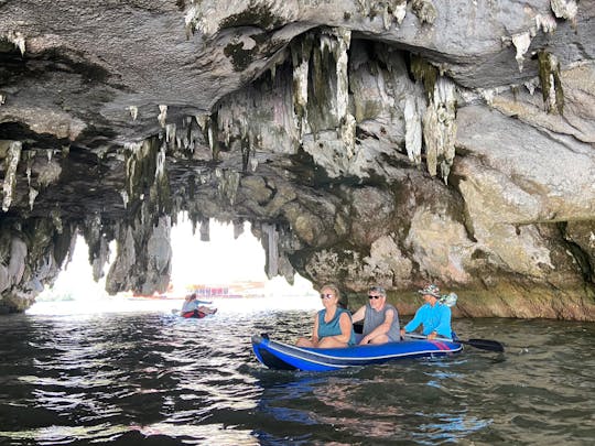 Passeio turístico pela Ilha James Bond e viagem de canoagem marítima em lancha, saindo de Krabi