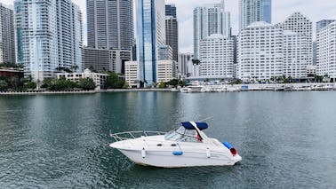 Yacht privé Monterey de 32 pieds, belle vue sur la rivière pour 10 personnes, sans frais supplémentaires.