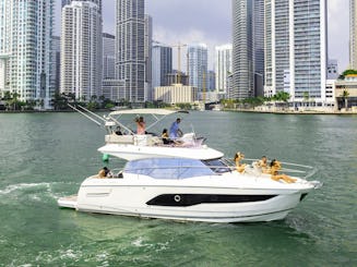 Un yacht de prestige neuf et propre pour explorer Miami et s'amuser entre amis