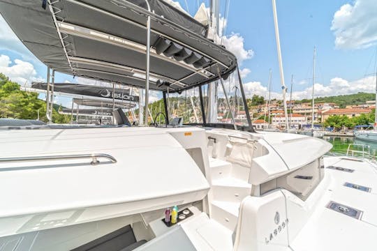 Catamarán de vela Lagoon 46 en la bahía de Kotor