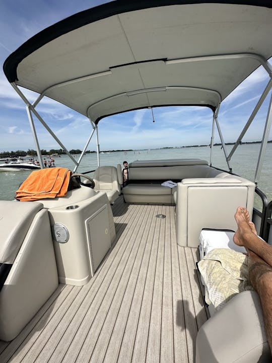 23' Tritoon Open sentado en Holmes Beach