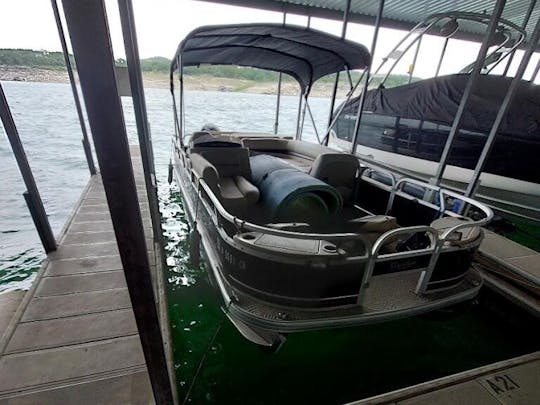 A melhor barcaça de pontão de 26 pés no Lago Travis