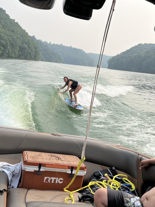 2020 Centurion Ri257 Wakeboat rental Nashville/ surrounding areas 