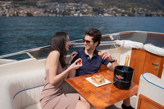 ¡Descubra la costa suroeste del lago de Como con un barco Molinari de 22 pies en el lago!