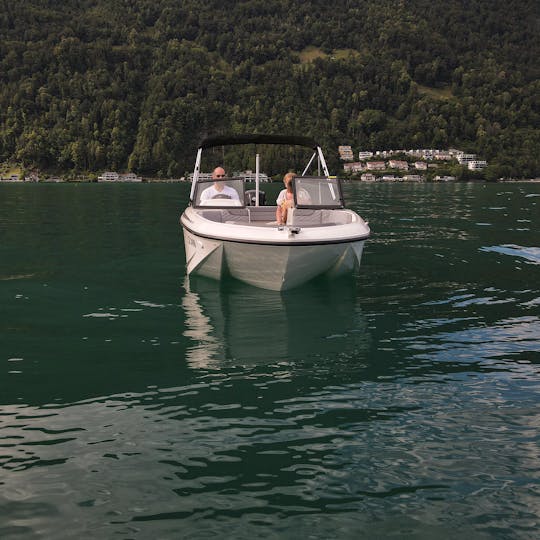 Barco a motor com capitão no Lago Lucerna