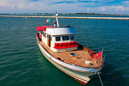 Yate clásico de caoba en Venecia, Italia