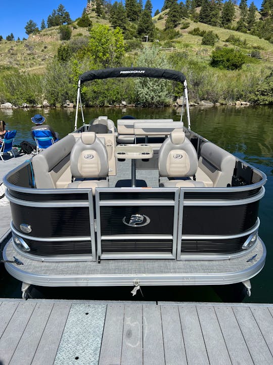 Ultimate family fun cruising/fishing pontoon boat with room for all! 