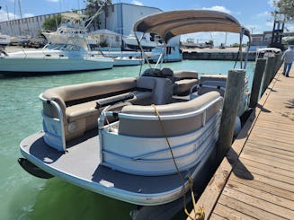 Suntracker Party Barge 24 DLX Pontoon para 12 passageiros em South Padre Island