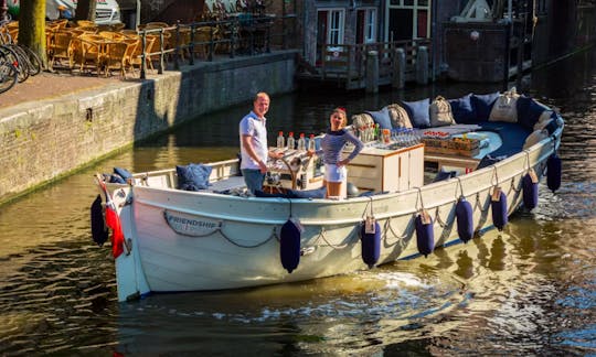 35-43 persons: 'Damrak Gin Hal Canal Boat' in Amsterdam (100% electric)