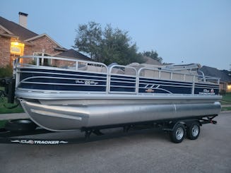 Barge de pêche Sun Tracker 22 DLX toute neuve avec 150 FISH AND PARTY