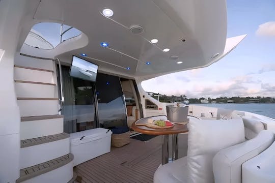 Embarquez sur le Flybridge 65 depuis le port de plaisance de Miami Beach pour une fête en yacht inoubliable ! 