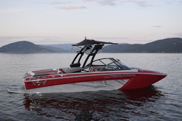 Bateau de surf Tige R20 à louer dans l'Okanagan