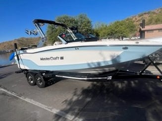 Location d'un bateau Mastercraft XT Quality 2023 avec le capitaine Mike sur le lac Saguaro