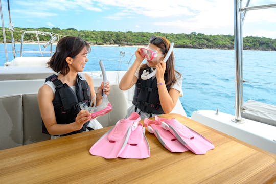 ¡Crucero de medio día en Okinawa en un catamarán de lujo!