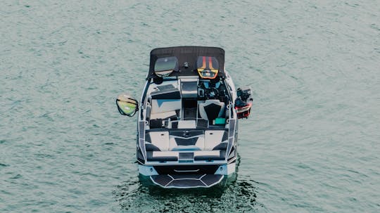 Bateau de surf Supreme S220 Atx Wake Elite sur le lac Travis !