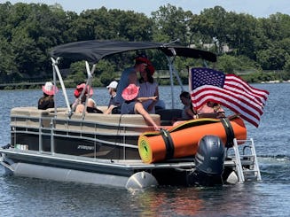 Lake Minnetonka Pontoon for 12!