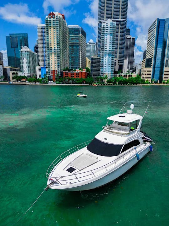 Belo iate Azimut de 50 pés disponível em Miami para até 13 pessoas. SEM TAXA OCULTA