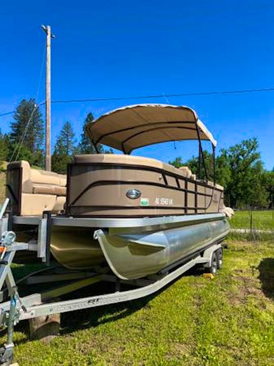 The BEST in Luxury and Power! Pontoon with 200 hp