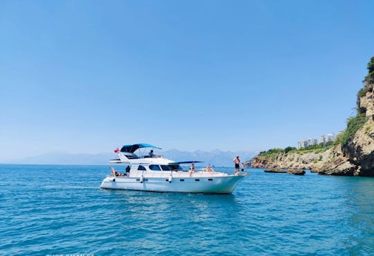 Alquiler de excursiones de un día en yate a motor en Belek