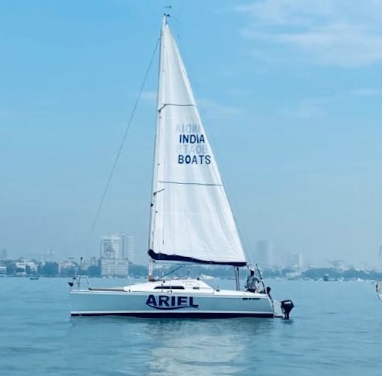 Navegando en un yate de tamaño mediano en Mumbai