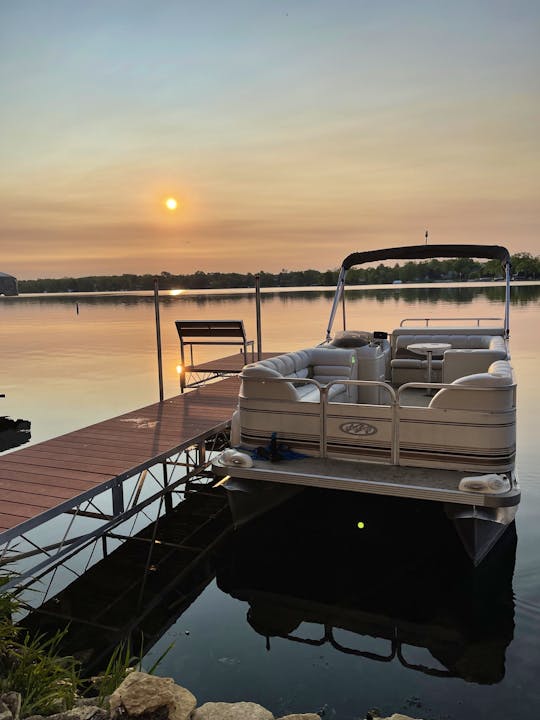 Lake Tichigan Pontoon Boat Waterford (30 mins from MKE), no tubing, min 3hrs