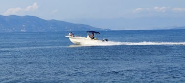 Hermoso barco abierto con consola central White Shark de 21 pies con motor fueraborda de 250 hp 