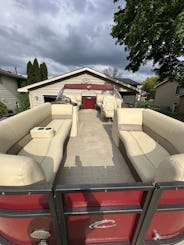 Float your worries away with our pontoon rental on Lake Minnetonka!