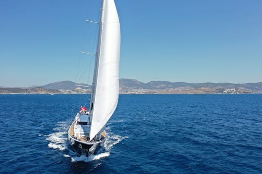 Lujosa goleta de vela de 38 metros: ¡explore Bodrum con estilo!