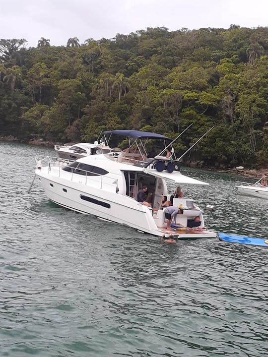 Bateau à moteur Azimut de 40 pieds idéal pour profiter de Balneário Camboriú et de la région !