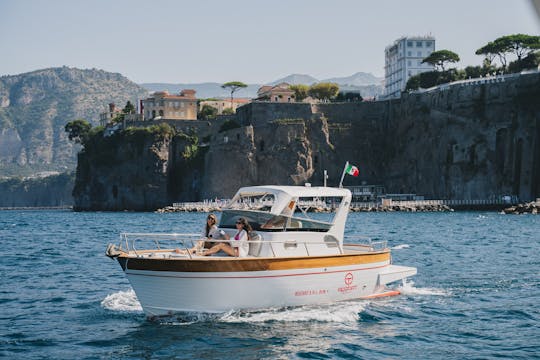 Visite de Capri avec Gozzo Sparviero Emerald 750 à louer à Sorrente en Campanie