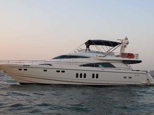 Découvrez Dubaï à bord de notre yacht à moteur Liberty de 80 pieds
