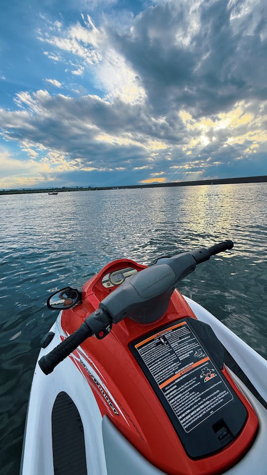 ¡Par de Yamaha V1 Sport WaveRunners, con chalecos salvavidas y remolque incluidos!
