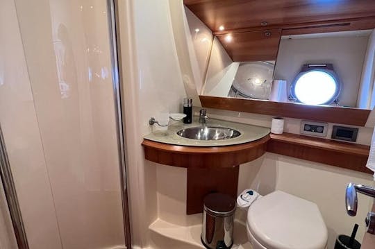 トルコのボドルムでのチャーターモーターヨット Azimut 50 レンタル