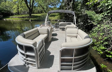 Lake Austin - 24’ Berkshire Poontoon with 12 person capacity